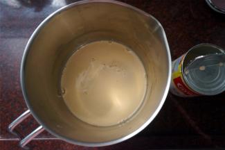 将三花全脂淡奶和细砂糖混合拌匀。