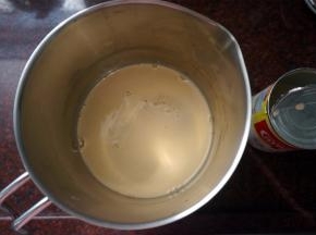 将三花全脂淡奶和细砂糖混合拌匀。