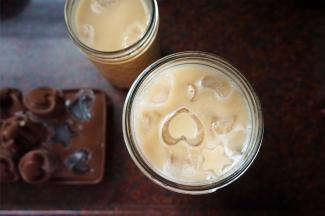 杯中放入西米，倒入奶茶，最后放入冰块即可。