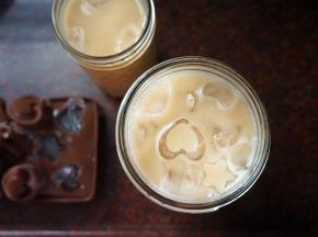 杯中放入西米，倒入奶茶，最后放入冰块即可。