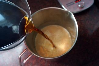 拉好的茶再次加热至80度左右，然后撞入奶中，奶茶完成。