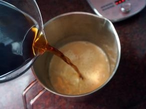 拉好的茶再次加热至80度左右，然后撞入奶中，奶茶完成。