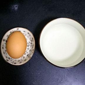 准备好鸡蛋和温水120g，鸡蛋去皮后60g，这时可以锅中放适量水烧开
