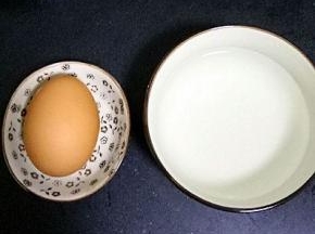 准备好鸡蛋和温水120g，鸡蛋去皮后60g，这时可以锅中放适量水烧开