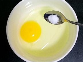 鸡蛋打入容器中，放入适量盐和温水打散