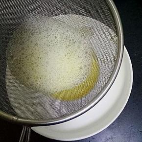 用过滤网过滤一遍，滤去浮沫