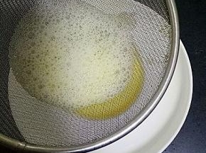 用过滤网过滤一遍，滤去浮沫