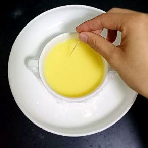 过滤好的蛋液蒙上保鲜膜，用牙签在保鲜膜上戳几个小洞