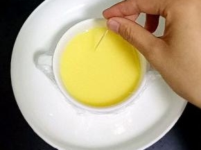 过滤好的蛋液蒙上保鲜膜，用牙签在保鲜膜上戳几个小洞
