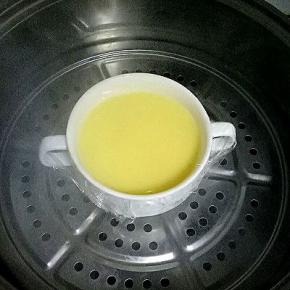 等我们做好，水差不多也开了，水开后放入.中小火蒸10分钟左右。