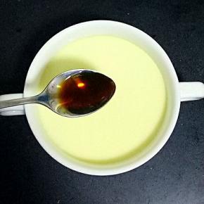 小勺里倒入少许生抽和香油，淋入蒸好的鸡蛋羹中