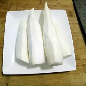 茭白剥去外壳清洗干净