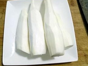 茭白剥去外壳清洗干净