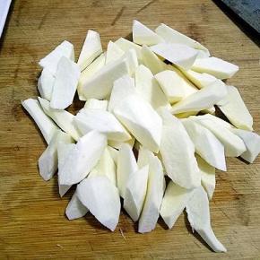 茭白切成滚刀块备用