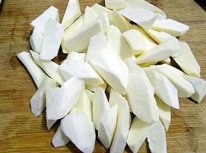 茭白切成滚刀块备用