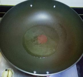 锅里倒适量油烧热