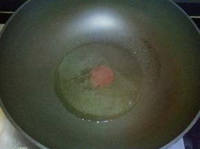 锅里倒适量油烧热