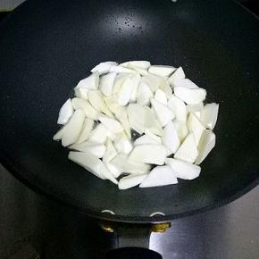 放入茭白煸炒2分钟至微黄