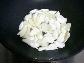 放入茭白煸炒2分钟至微黄