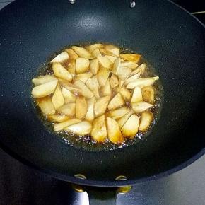 加入蚝油、白糖、生抽调味，加入适量清水，中火焖至水份收干