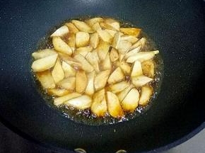 加入蚝油、白糖、生抽调味，加入适量清水，中火焖至水份收干