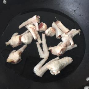 鸡爪凉水下锅，煮到水开