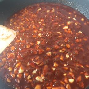 锅底的花生加点油炒香，加入酱汁，熬煮到冒小泡泡