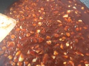 锅底的花生加点油炒香，加入酱汁，熬煮到冒小泡泡