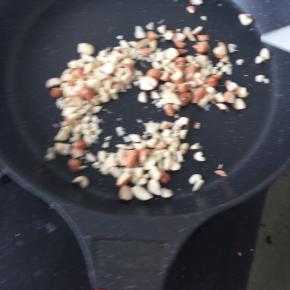 花生切小块，放在锅中炒熟