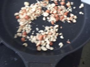 花生切小块，放在锅中炒熟