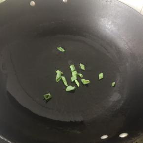 锅内烧油，放葱花