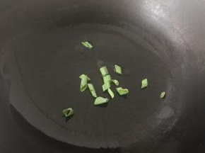锅内烧油，放葱花