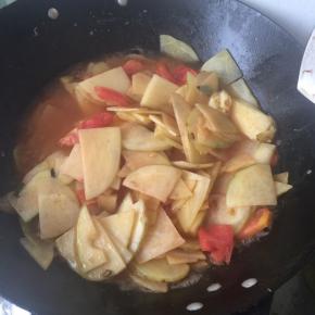 翻炒几下，加水，加盐，盖盖子15分钟，加味精，出锅