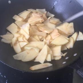 加入土豆片翻炒