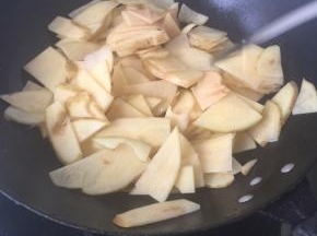 加入土豆片翻炒