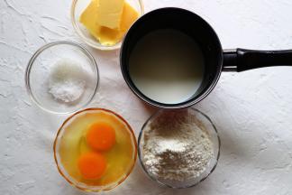 以上食材适用于一份学厨马卡龙金色不沾浅盘30杯用量
准备好以上食材，今天两个蛋正好是90g。