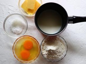 以上食材适用于一份学厨马卡龙金色不沾浅盘30杯用量
准备好以上食材，今天两个蛋正好是90g。