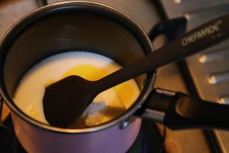 牛奶黄油盐白糖一起放入小锅小火加热