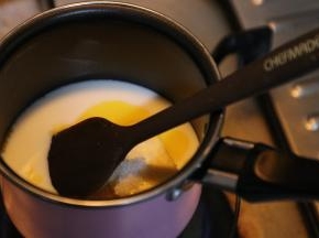 牛奶黄油盐白糖一起放入小锅小火加热