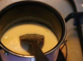 至沸腾状态，期间需要搅拌以免糊底。