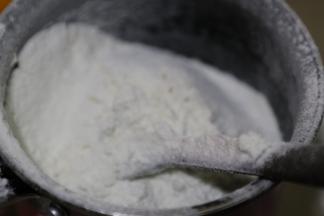 沸腾离火立刻筛入低粉搅拌均匀，