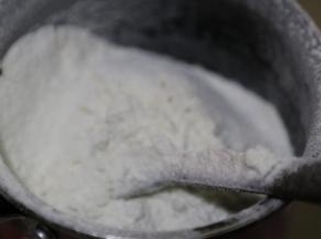 沸腾离火立刻筛入低粉搅拌均匀，