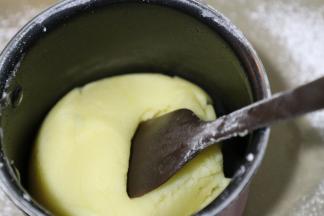 可在小火加热上继续搅拌至15秒左右，能更好的把面糊熟，待冷却不烫手。