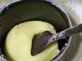 可在小火加热上继续搅拌至15秒左右，能更好的把面糊熟，待冷却不烫手。