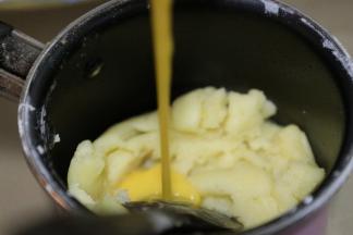 分四次加入全蛋液。