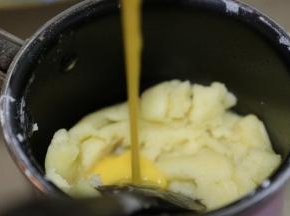 分四次加入全蛋液。