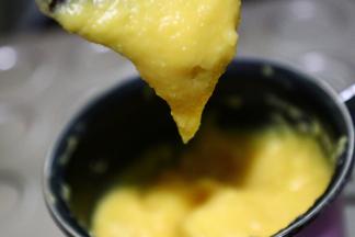 拌好的泡芙液是不流动的，刮刀可以挂出倒三角且不低落的转态。装入裱花袋，裱花嘴可用八齿嘴也可以用圆孔，均匀挤入学厨马卡龙金色不沾浅盘