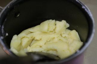 待搅拌均匀后再加入下一次。直到蛋液全部加入为止。