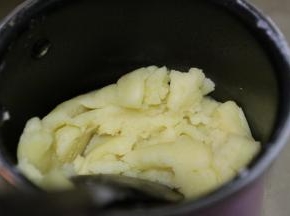 待搅拌均匀后再加入下一次。直到蛋液全部加入为止。