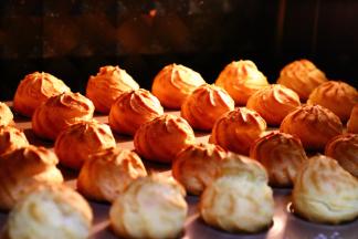 观察表面水份是否完全蒸发。「如果没有，可适当延迟3分钟」考好得泡芙不必马上取出，烤箱门开一条小缝隙，待缓缓冷却后取出。